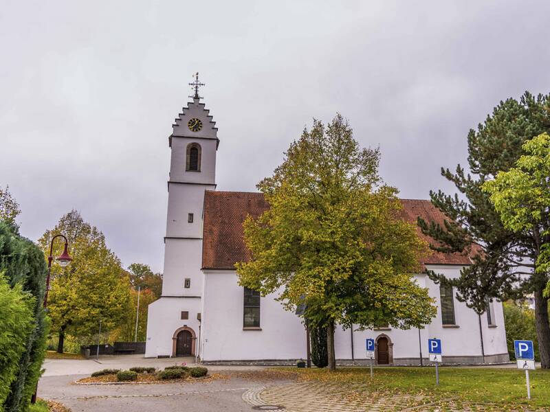 Das Bild zeigt die Kirche in Herrenzimmern von vorne.