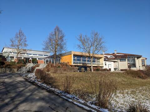 Das Bild zeigt die Mehrzweckhalle, die kleine Halle und das Lehrschwimmbecken in Bösingen.