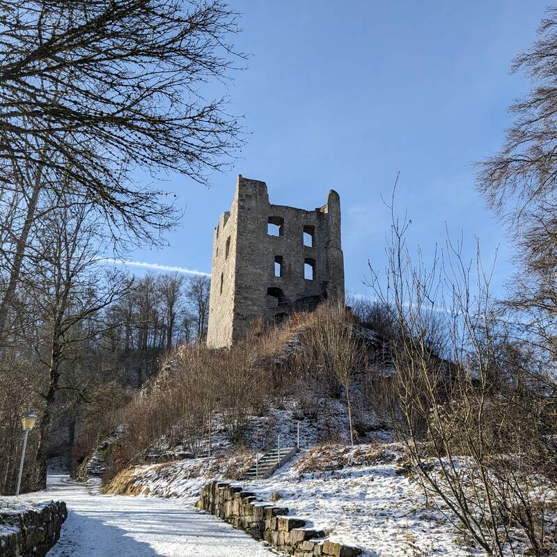 Das Bild zeit die Burgruine Herrenzimmern an einem sonnigen Wintertag.