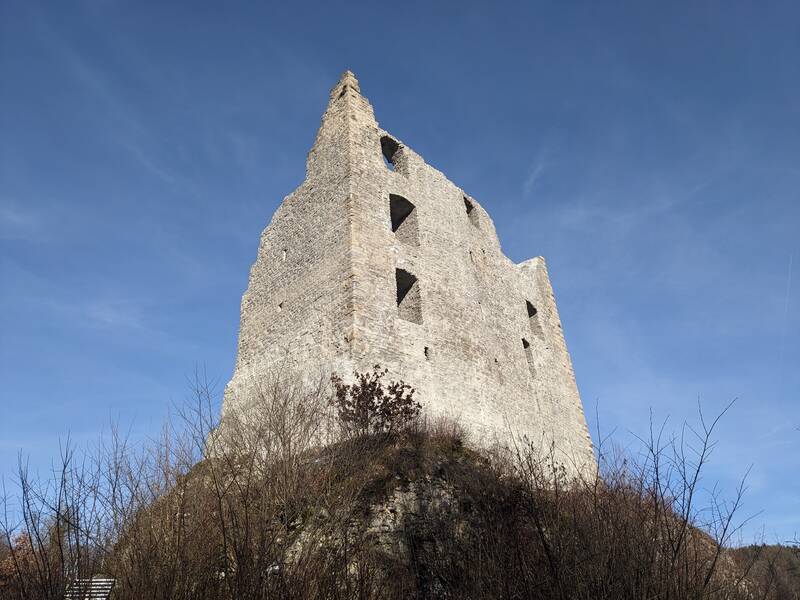 Das Bild zeigt die Ruine Herrenzimmern an einem freundlichen Wintertag. 