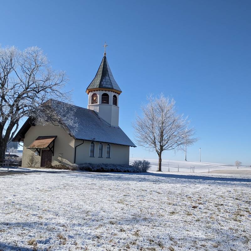 Das Bild zeigt die Marienkapelle an einem freundlichen Wintertag. 