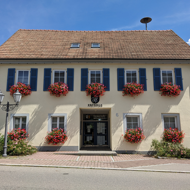 Das Bild zeigt das Rathaus im Ortsteil Bösingen. 